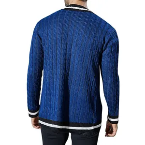 Vista posteriore di un cardigan blu da uomo a trecce con bordi a righe.