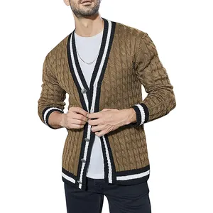 Vista dettagliata del cardigan marrone da uomo in maglia a trecce e bottoni eleganti
