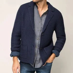 Primer plano detallado de un cárdigan de punto azul marino para hombre con bolsillos