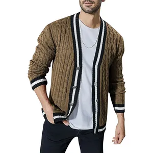 Vista dettagliata del cardigan da uomo marrone lavorato a maglia con bordi a righe.