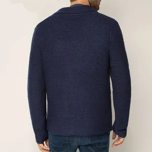 Vista trasera detallada de una chaqueta de punto azul marino texturizada para hombre