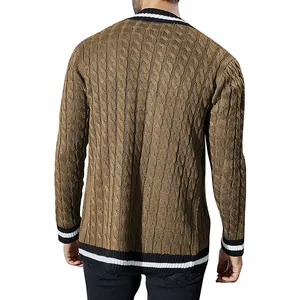 Vista posteriore di cardigan marrone a trecce con bordi a costine a righe