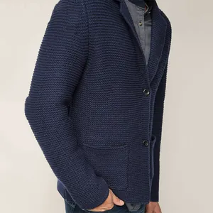 Primer plano de blazer de punto grueso azul marino para hombre con solapa y bolsillos