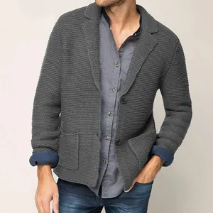 Americana de punto gris carbón para hombre con solapas de muesca y bolsillos.