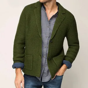 Detalle de cárdigan de punto verde oliva para hombre con solapas y tejido de grano