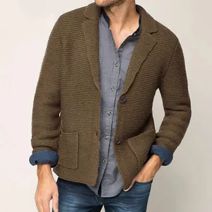 Vista detallada de la chaqueta de punto marrón texturizada con solapas para hombre.