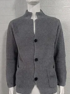 Ανδρική γκρι πλεκτή ζακέτα slim fit με όρθιο γιακά και σχέδιο βάφλα για το φθινόπωρο χειμώνα