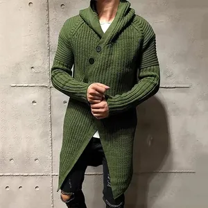 Gedetailleerd overzicht van een lange olijfgroene herenvest met capuchon en knopen