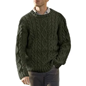 Detailopname van een olijfgroene kabeltrui voor heren met een klassieke ronde hals.