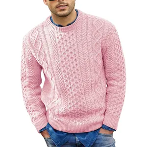 Nahaufnahme des rosa Herren-Zopfstrickpullovers mit strukturiertem Webmuster-Detail