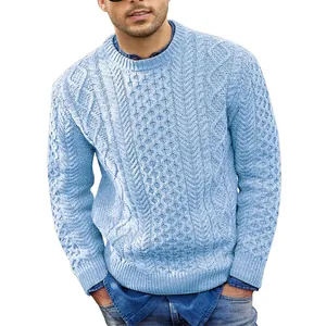 Nahaufnahme des aufwendigen Zopfmusters eines hellblauen Herren-Strickpullovers für den Winter