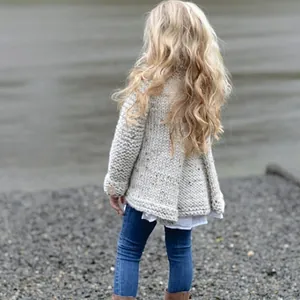 Gedetailleerd achteraanzicht van een gezellig gebreid kindervest in de kleur beige.