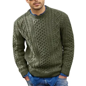 Detailaufnahme eines olivgrünen Zopfstrickpullovers für Herren mit Rundhalsausschnitt