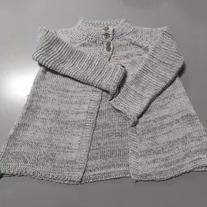 Grijs gemêleerd gebreid vest voor kinderen met drie houten knopen voor herfst en winter.