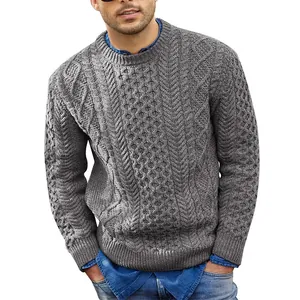 Nahaufnahme eines grauen Herren-Zopfstrickpullovers mit Rundhalsausschnitt.