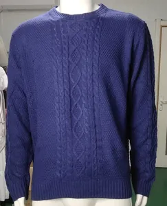 Detailweergave van een marineblauwe herentrui met kabelgebreid patroon op een paspop mannequin