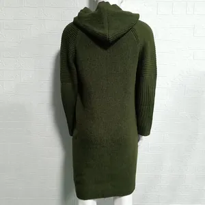 Achteraanzicht van een lange gebreide herenvest met capuchon in een olijfgroene kleur