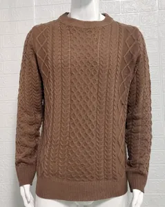 Klassischer brauner Zopfstrickpullover für Herren an einer weißen Schaufensterpuppe