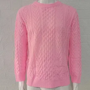 Detaillierte Nahaufnahme des rosa Zopfmusters bei diesem schmal geschnittenen Herrenpullover