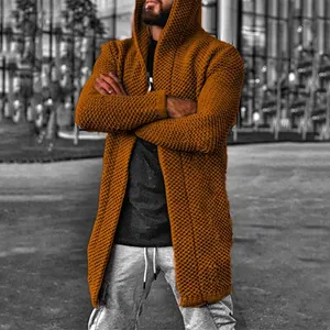 Detalle de una chaqueta larga de punto para hombre con capucha en color mostaza