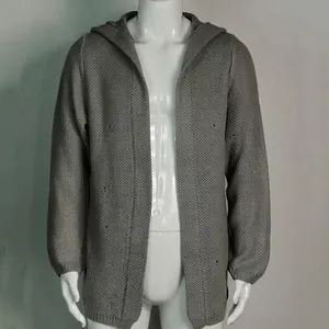 Vista detallada de una chaqueta de punto con capucha gris para hombre con textura
