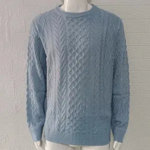 Detaillierte Nahaufnahme eines blauen Herren-Zopfpullovers mit aufwendigen Mustern