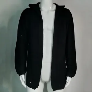 Vista detallada de un cárdigan de punto negro para hombre con capucha y tejido de textura