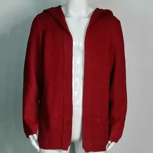 Cárdigan de punto con capucha granate para hombre mostrado en un maniquí de exhibición