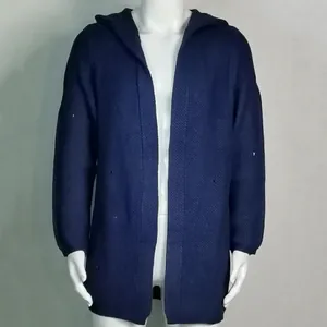 Vista detallada de cárdigan de punto azul marino con capucha y textura de gofre