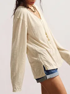 Détail de t-shirt manches longues col V crème pour femme, tissu texturé et fentes latérales