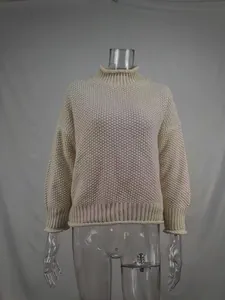 Nahaufnahme der groben Strickstruktur dieses beigen Rollkragenpullovers für Damen