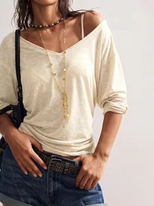 Détail élégant d'un t-shirt à manches longues et col en V de couleur crème pour femme