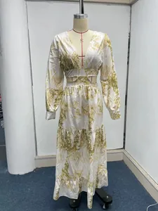 Elegantes langärmliges Maxikleid mit Blumenmuster, V-Ausschnitt und Taillenausschnitten