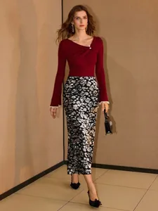 Élégant haut en maille bordeaux asymétrique et jupe longue à paillettes argentées