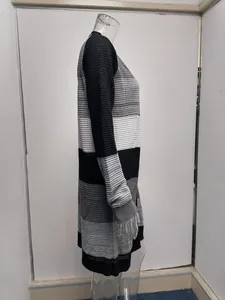 Πλαϊνή όψη ριγέ πλεκτής ζακέτας με μακριά μανίκια σε μαύρο, γκρι και λευκό χρώμα