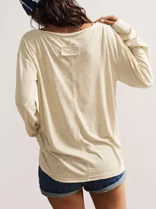 Vue arrière d'un t-shirt à manches longues décontracté et ample de couleur crème pour femme