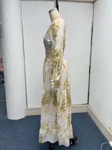 Detailansicht eines eleganten Maxikleids mit Blumendruck auf einer Schneiderpuppe für Frühjahr.