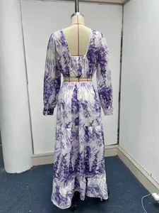 Rückansicht des eleganten zweiteiligen Maxikleids mit lila Blumenmuster auf Mannequin