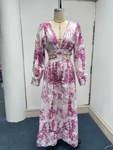 Elegantes Maxikleid mit V-Ausschnitt, lila Blumendruck und modischen Taillenausschnitten.
