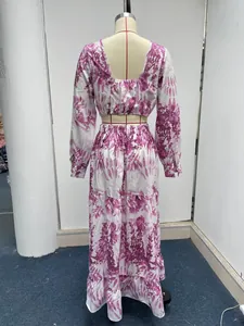 Rückansicht eines eleganten zweiteiligen Maxikleid-Sets mit lila Blumendruck und Top