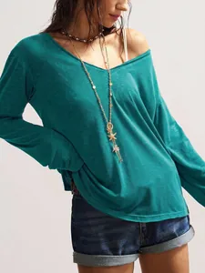 Détail d'un t-shirt à manches longues et col en V de couleur sarcelle en coupe décontractée.