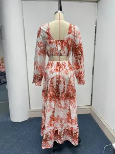 Rückansicht von zweiteiligem Set mit Blumenmuster, Langarm-Crop-Top und Maxirock