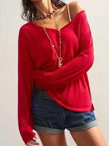 Vue détaillée d'un t-shirt à manches longues rouge vif avec col en V et coupe ample
