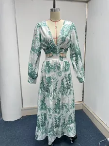 Vorderansicht von grünem Blumenprint V-Ausschnitt Maxikleid mit Taillenausschnitten