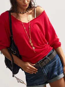 Gros plan détaillé du t-shirt rouge décontracté à col en V pour femme, manches longues