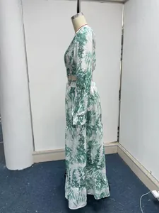 Seitenansicht-Detail des eleganten Maxikleids mit grünem Blumendruck und Ärmeln.
