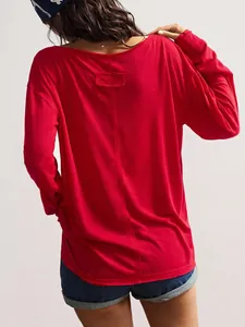 Vue arrière d'un t-shirt rouge à manches longues avec une couture verticale élégante