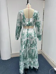 Rückansicht eines zweiteiligen Sets mit grünem Blumenmuster, Crop-Top und Maxirock.