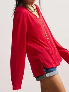 Gros plan d'un t-shirt rouge à manches longues avec col en V et fente latérale.
