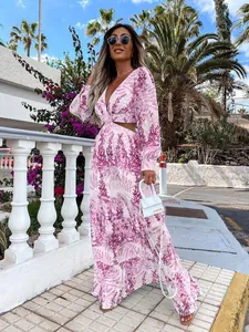 Detailansicht des eleganten Maxikleids mit rosa Blumendruck, V-Ausschnitt und Taillenausschnitt